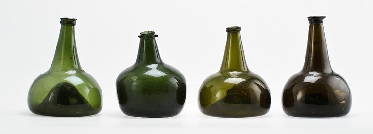 FLASKOR, 4 st, glas, sekelskiftet 1700/1800-tal.