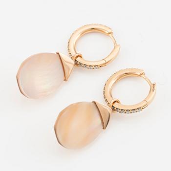 Earrings in 18K gold with mother-of-pearl, faceted rose quartz, and round brilliant-cut diamonds.