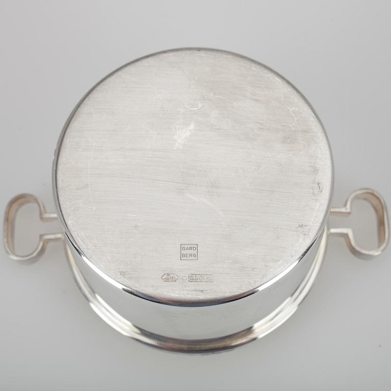 SOCKERTÅNG samt GRÄDDSNÄCKA och SOCKERSKÅL, silver, Bertel Gardberg, 1967 resp. 1983-84. Totalvikt 289 g.