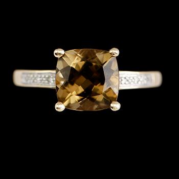 RING, 14 k guld, bruntonad kvarts samt mindre diamanter.