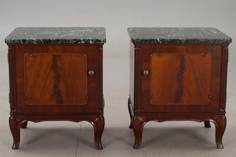 SÄNGBORD, ett par. Rokokostil, P.Winckler & Co, Malmö 1900-tal.