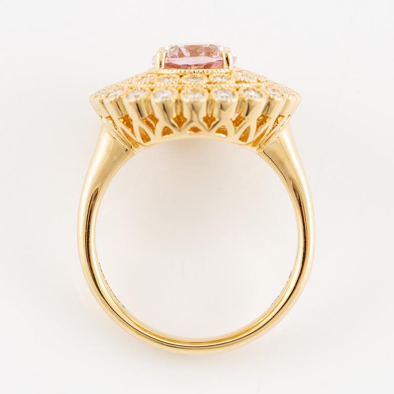 Ring in 18K gold with morganite and brilliant-cut diamonds.