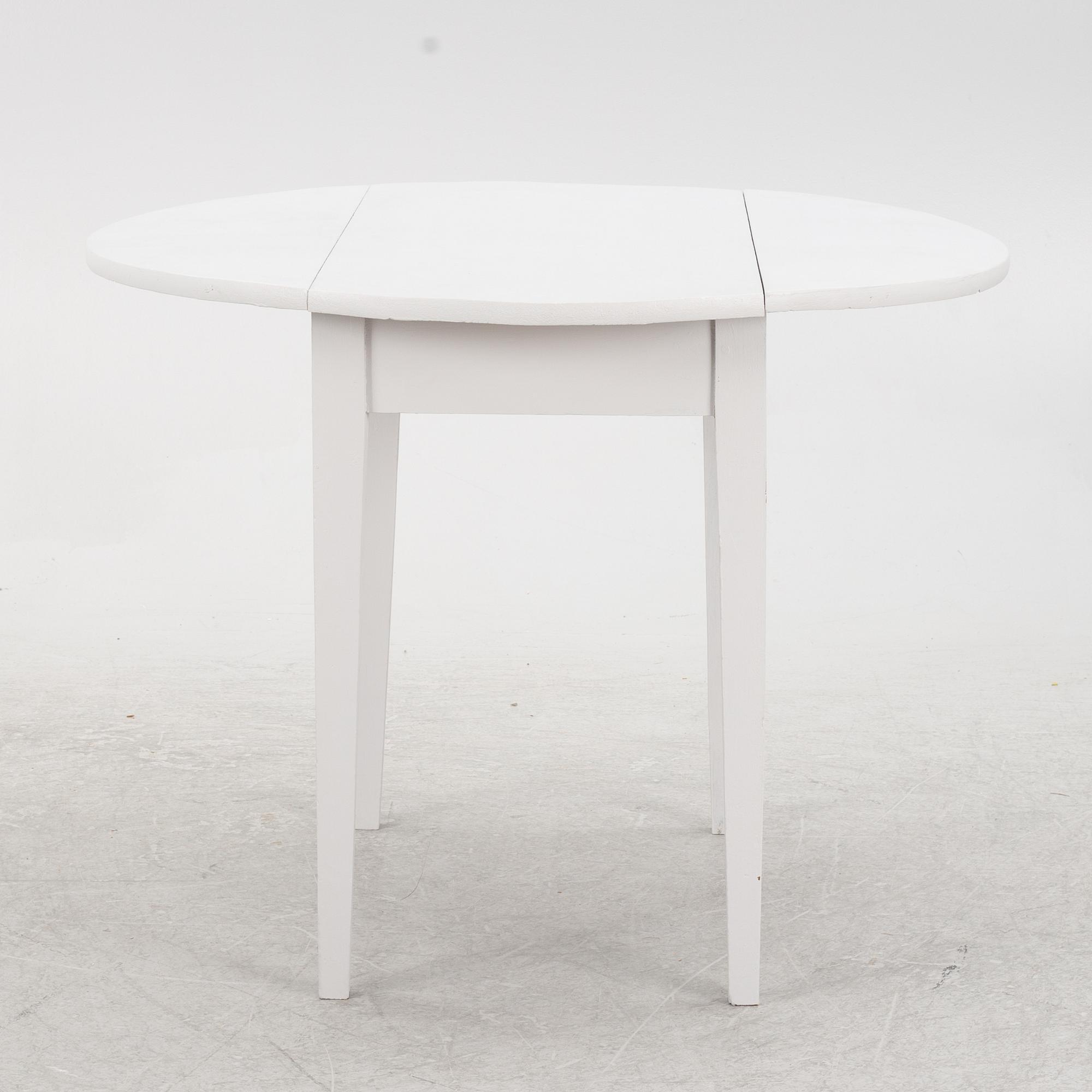 A drop-leaf table, early 20th Century.