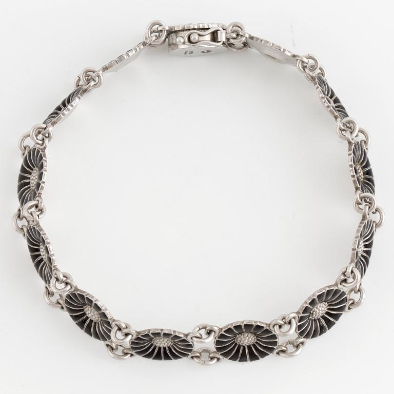 SMYCKESGARNITYR, 4 delar, Georg Jensen, 'Daisy,' sterlingsilver och svart emalj.