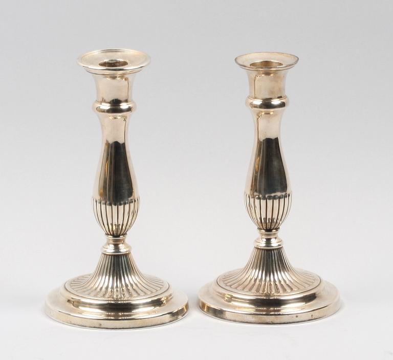 LJUSSTAKAR, ett par. Silver. Sheffield 1808.