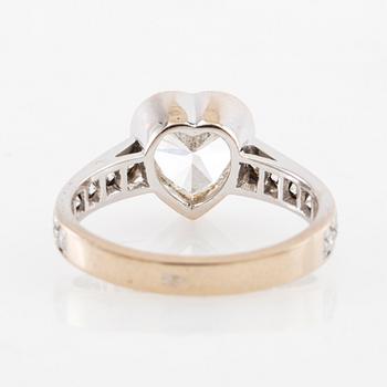 Ring 18K white gold set with a heart-shaped diamond approx. 2.00 ct and round brilliant-cut diamonds.