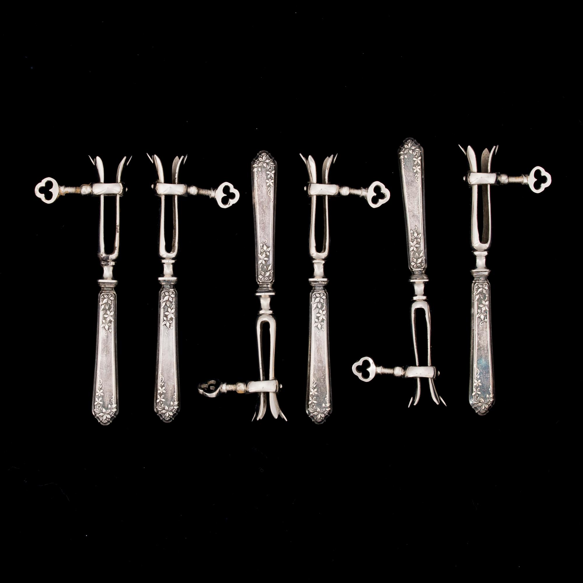 LAMMKOTLETTSHÅLLARE, 6 st, skaften ostämplat silver, troligen Frankrike, 1800-talets slut.