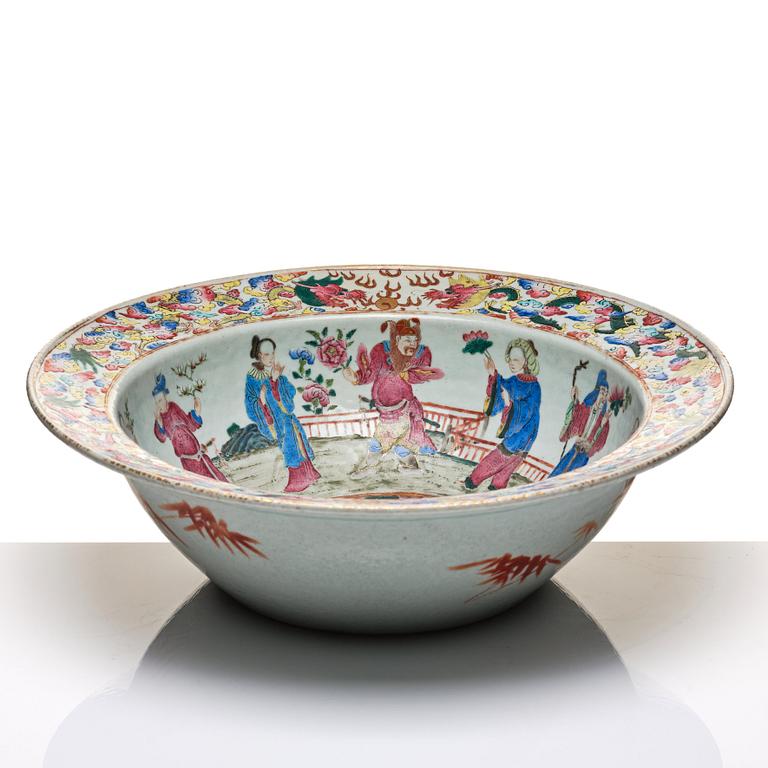 A large famille rose basin, Qing dynasty, 19th Century.