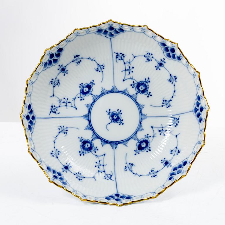 Royal Copenhagen, fat på fot, modell 1020, "Musselmalet Helblonde", Danmark.