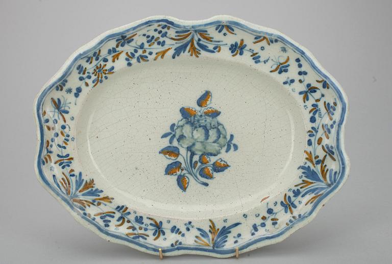 SERVERINGSFAT, fajans, troligen Delft, 1700-tal.