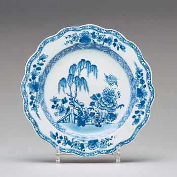 A set of 20 blue and white export porcelain dishes, Qing dynasty, Qianlong (1736-1795).