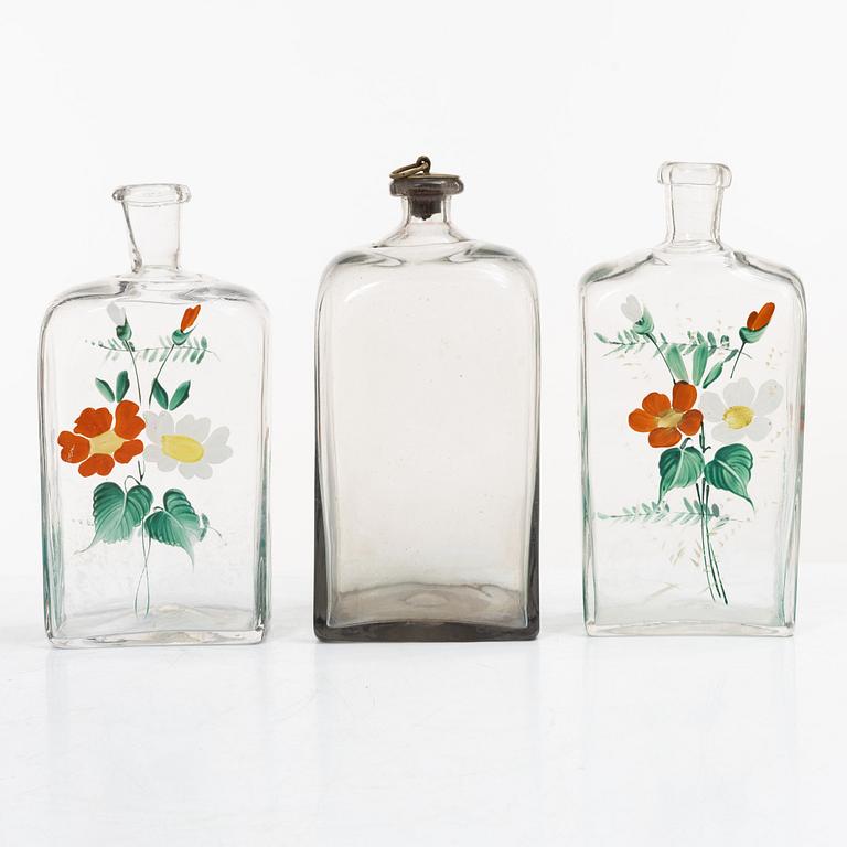 A mahogany-veneered box with glass bottles, around 1800.