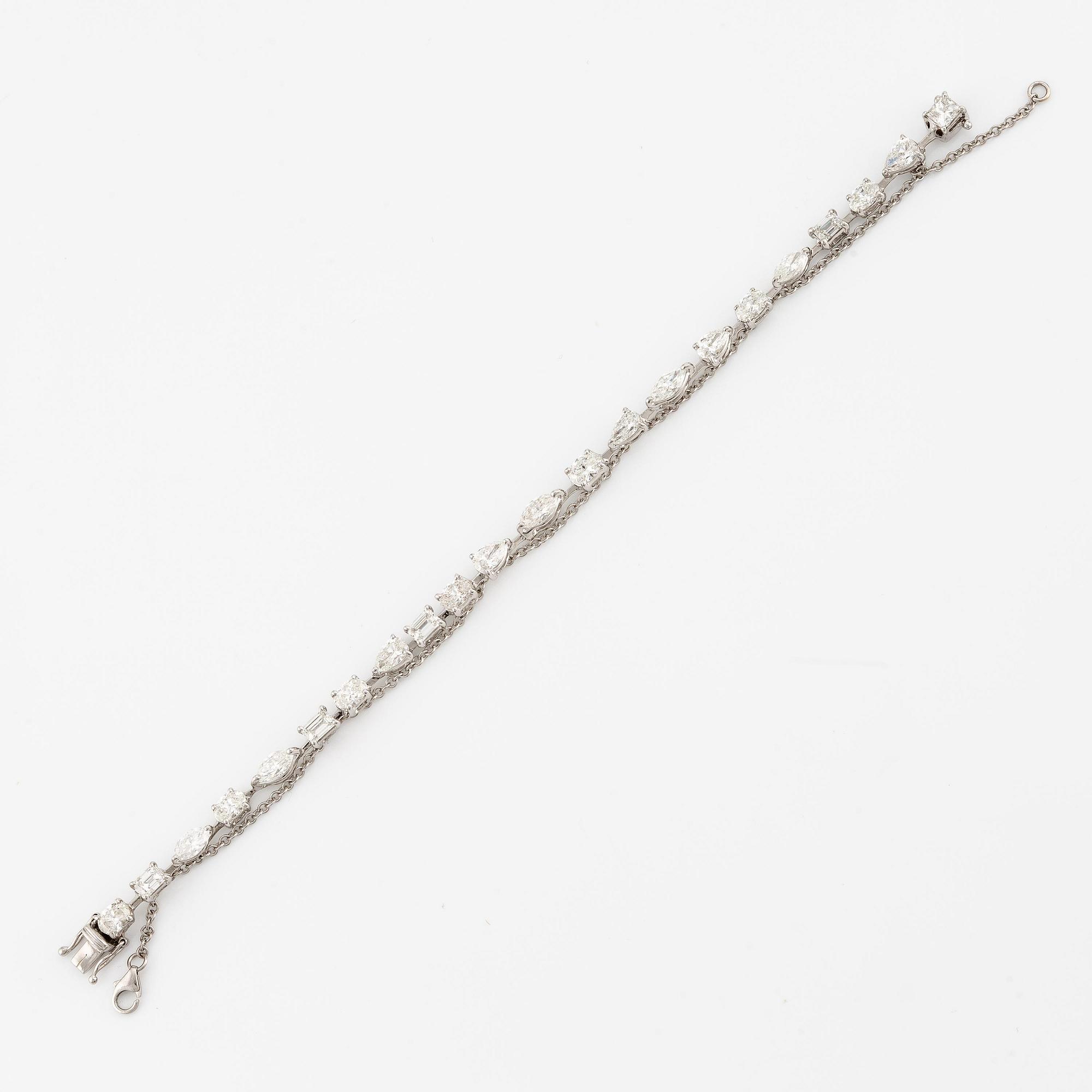 Armband 18K vitguld med diamanter i olika slipformer.
