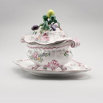 TERRIN med lock och fat, fajans, möjligen Frankrike, 1900-talets första hälft.