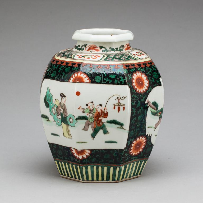 URNA, porslin, famille verte, Kina, omkring 1900.