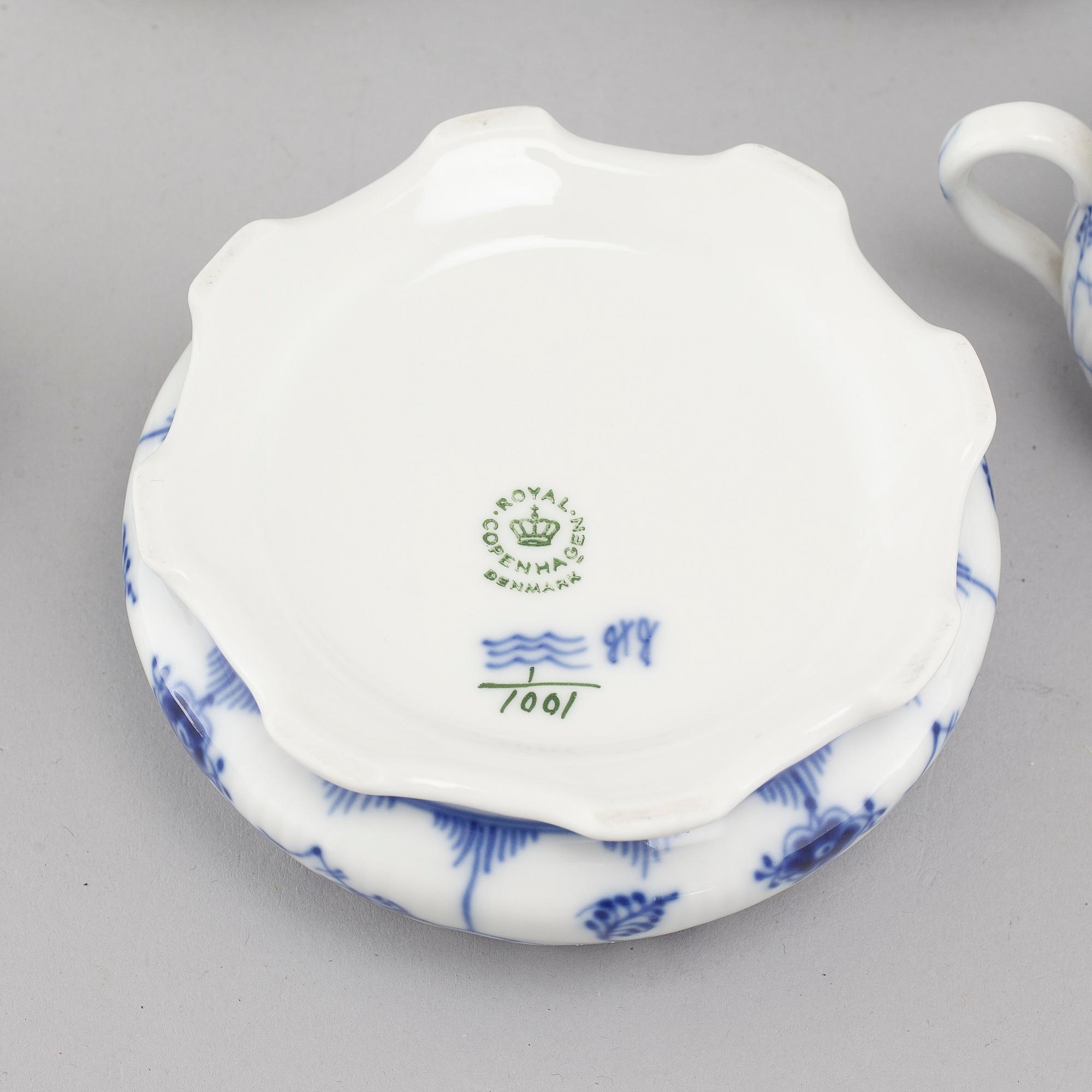 Nine pieces of porcelain tableware from Royal Copenhagen, model "Musselmalet", second half of the 20th century.