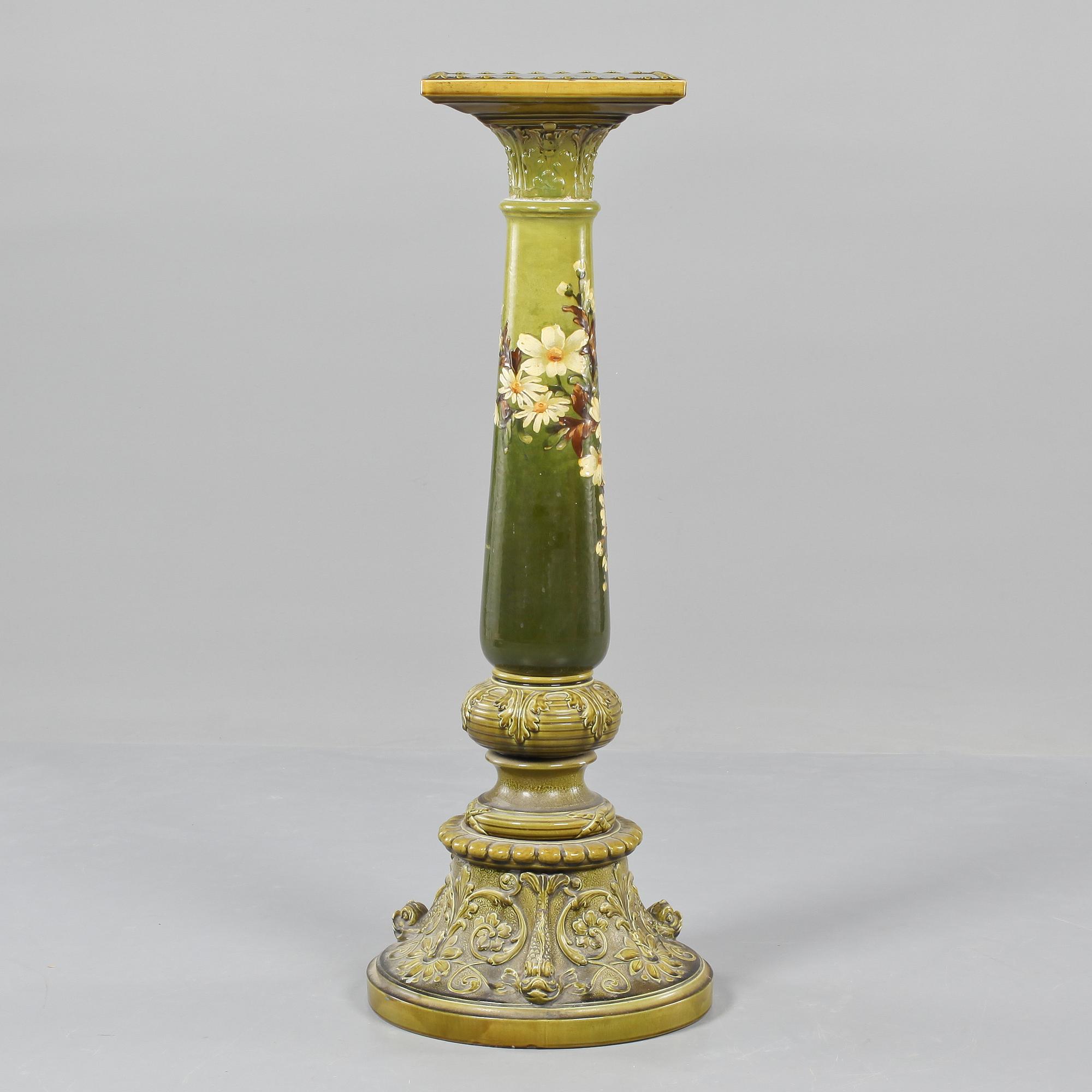 PIEDESTAL, majolika, omkring 1900.