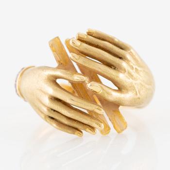 Ring, 18K gold in the form of hands, set with carré-cut rubies.