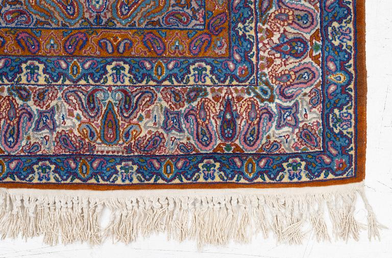 Carpet, Tabriz. 190 x 125 cm.