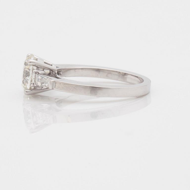 A brilliant- and trapezoid diamond ring. Total carat weight circa 2.00 cts. Quality circa F-G/VS.