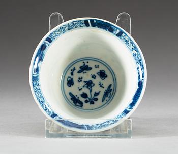 A blue and white cup, Qing dynasty, Kangxi (1662-1722).