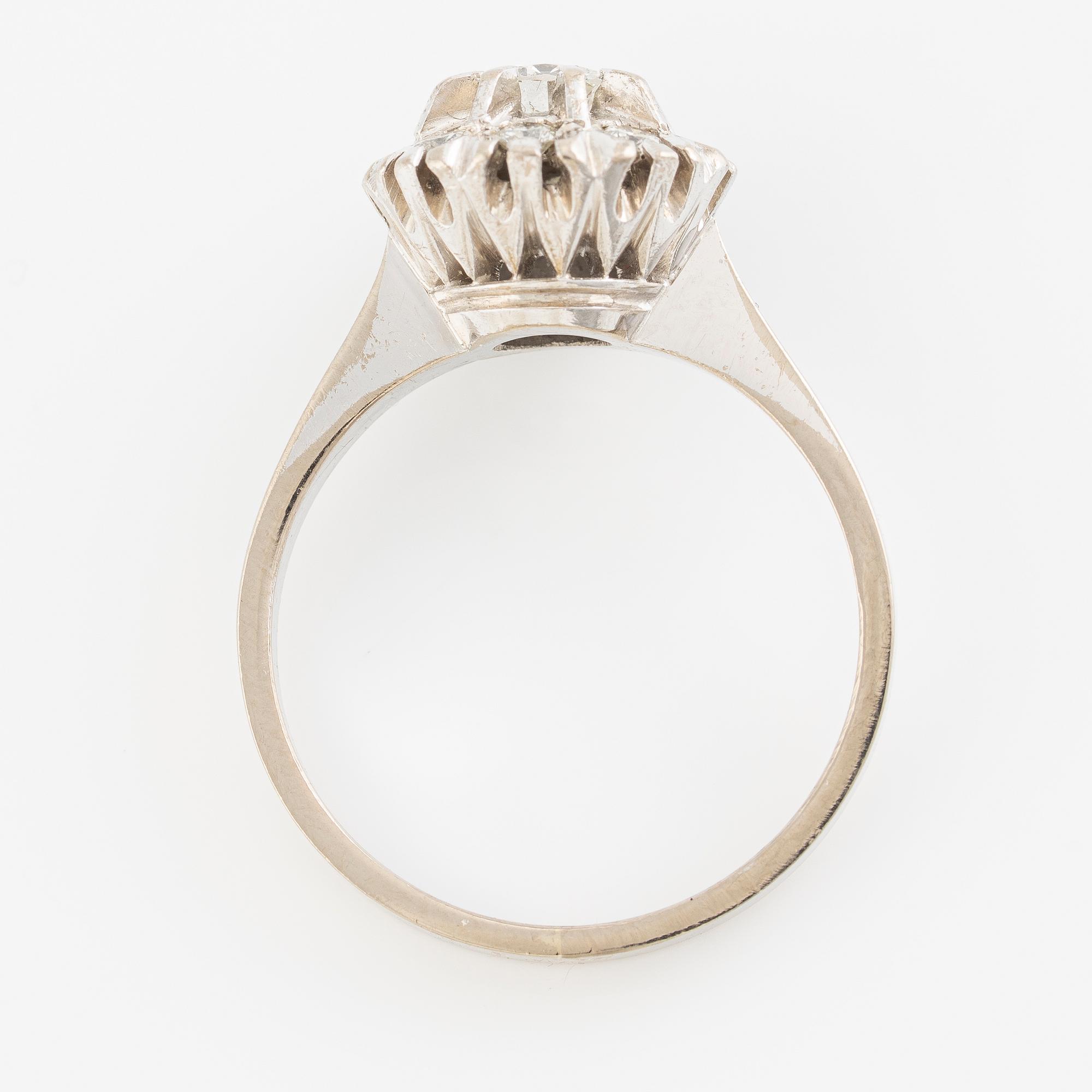 Ring, 18K white gold, camée model, set with brilliant-cut diamonds totalling 0.48 ct according to the inscription.