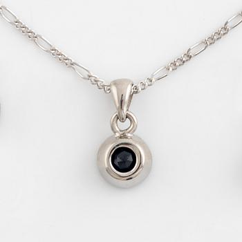 Hänge med safir, kedja i vitguld.