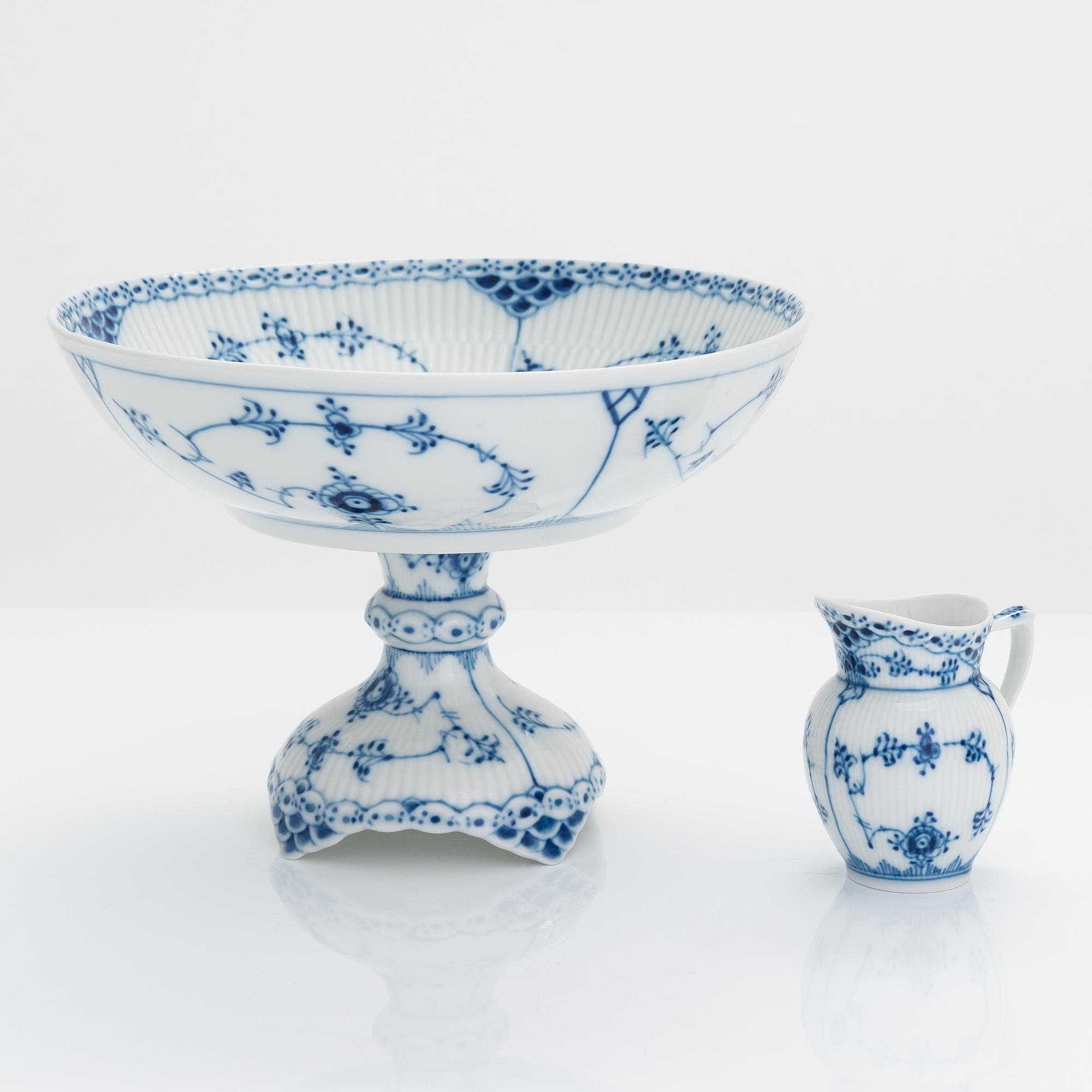 A 31-piece Royal Copenhagen 'Musselmalet' porcelain coffee set.