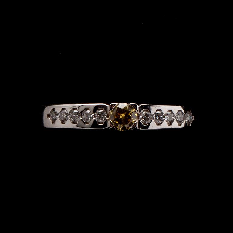 RING, vitguld 14K, briljantslipade diamanter, 0,10 + 0,10 ct. Vikt 1,95 g.