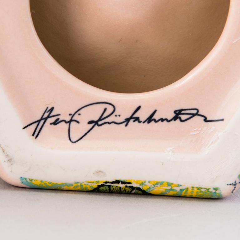 HEINI RIITAHUHTA, rasia ja alustoja, 2 kpl, posliinia, "Hexagon", signeerattu Heini Riitahuhta.