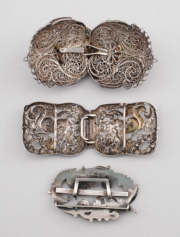 SPÄNNEN, 3 st, silver, 1800-/1900-tal. Total vikt ca 185 g.