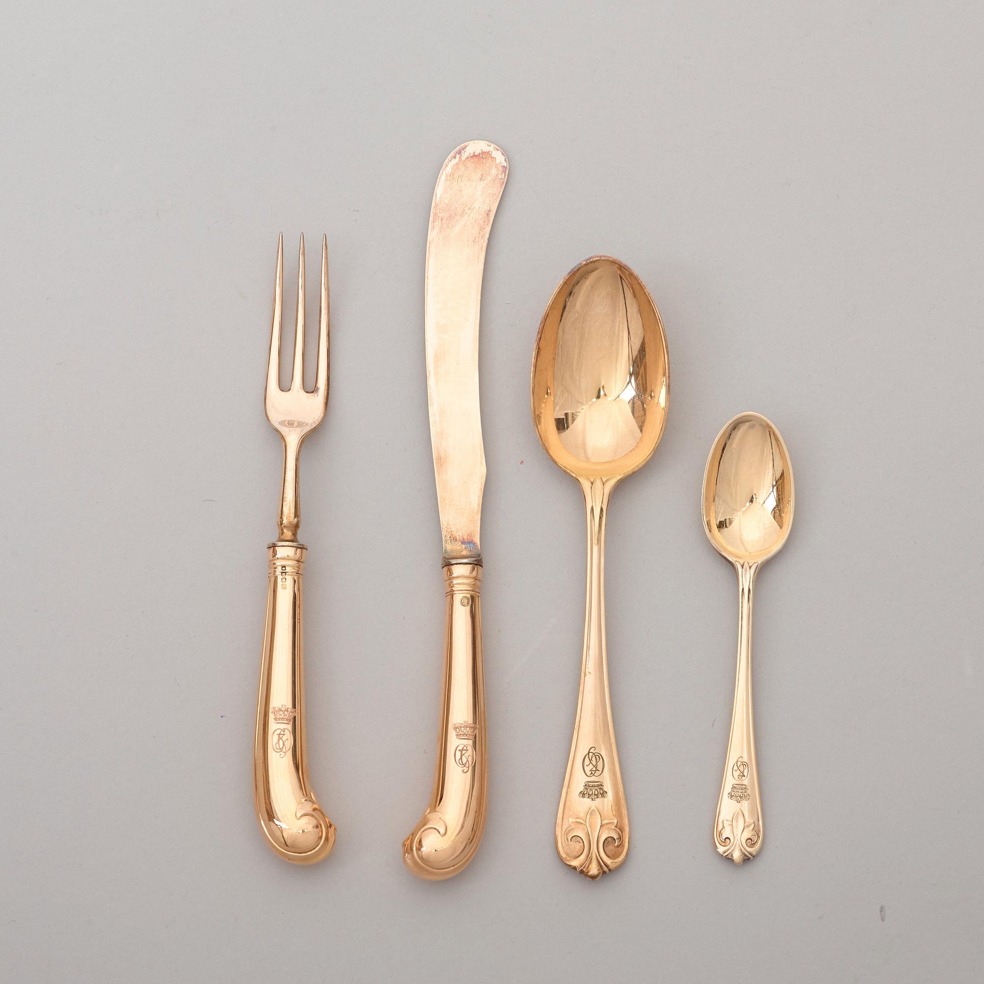 Robert Dicker, dessertbestick 64 delar, guld och förgyllt silver, London 1902-1903.