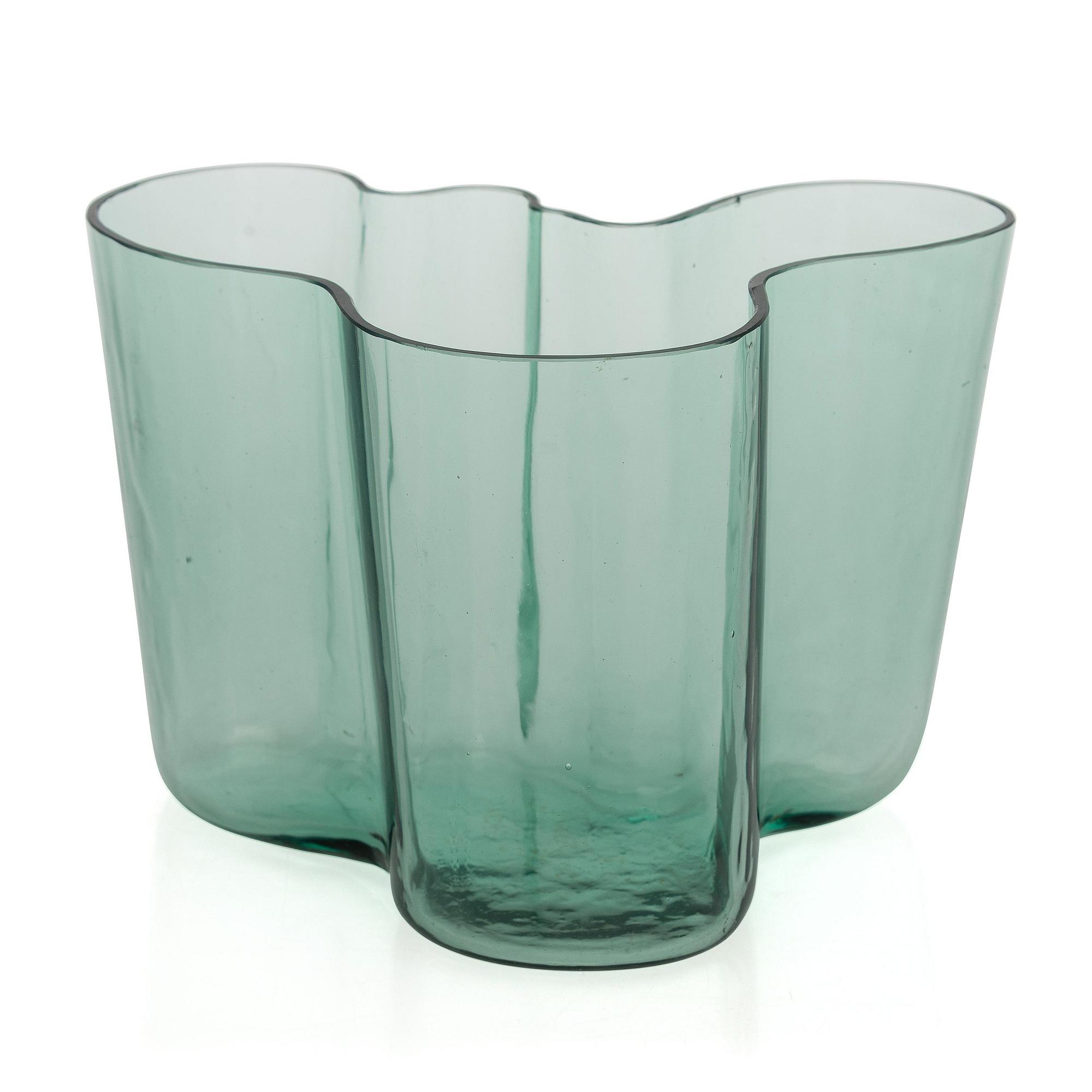 Alvar Aalto, A '9750' vase Karhula Glassworks in production 1937-1949.