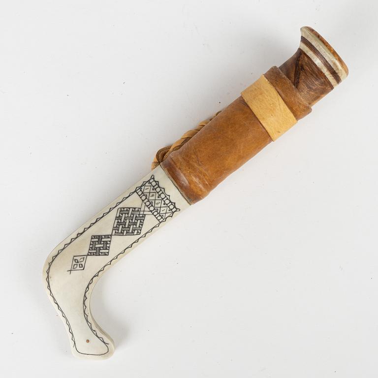 Edgart Skailes, A Sami reindeer horn knife, signed ES and dated 1981.