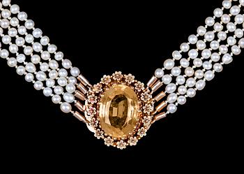 894. COLLIER, 5 rader orientaliska pärlor, ca 3 mm. Lås med citrin kantad av guldblommor.