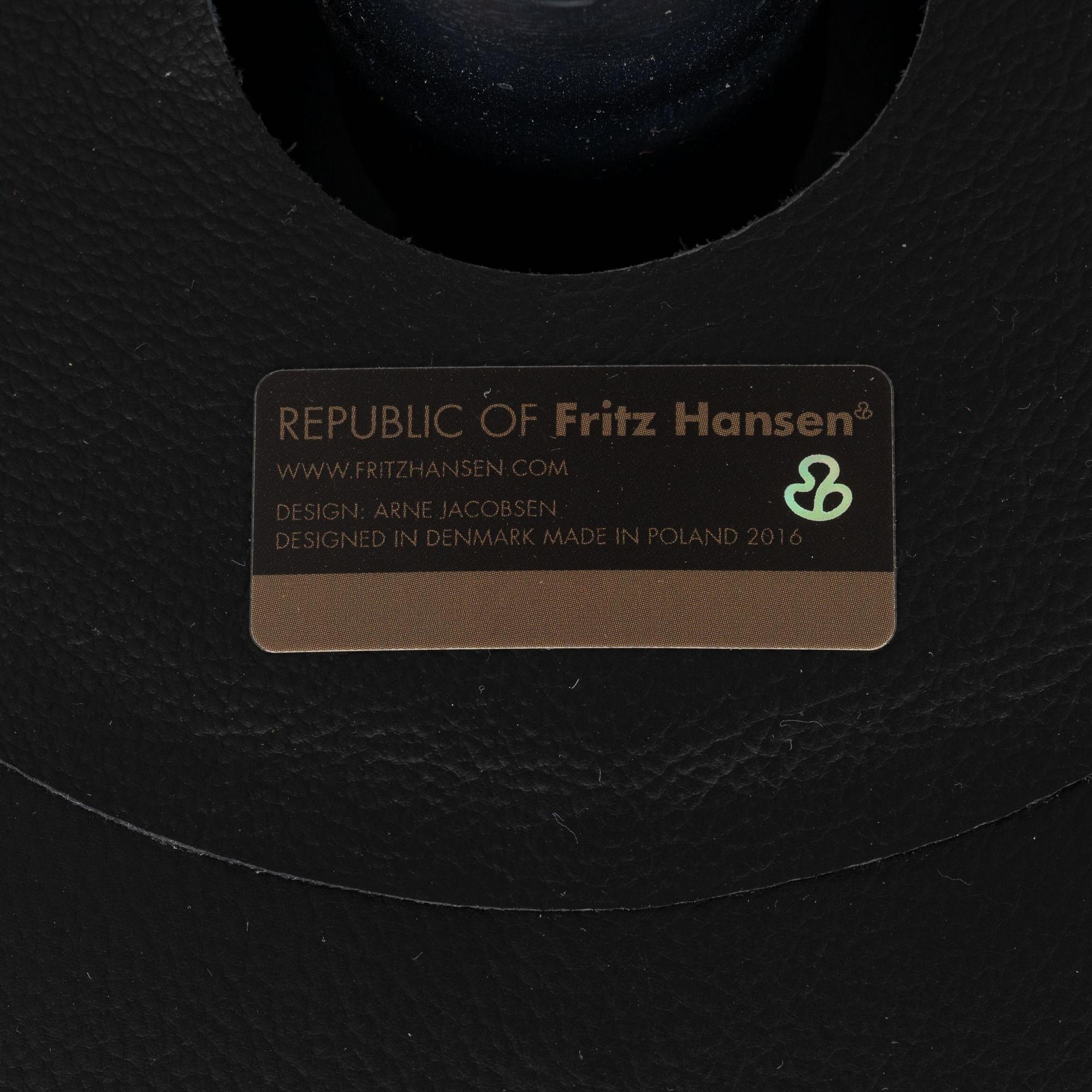 Arne Jacobsen, fåtölj med fotpall, "Ägget", Fritz Hansen, Danmark, 2016.