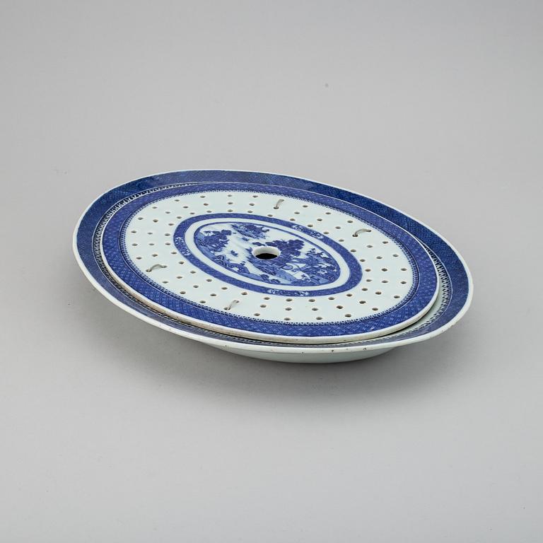 A blue and white export fish dish with inlay, Qing dynasty, Jiaqing (1795-1820).