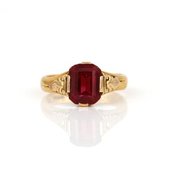 RING, 23K guld med syntetisk rubin, ca 3,33 ct, 1906. Total vikt ca 5,76 g.