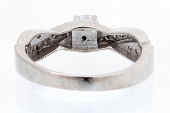 Ring 18K vitguld med 1 briljant ca 0,30 ct och briljanter ca 0,15 ct totalt.