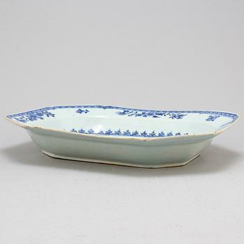 A blue and white export porcelain tureen with deep dish, Qing dynasty, Qianlong (1736-95).