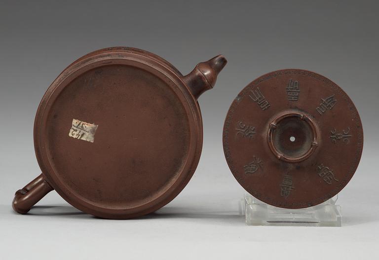 A Yixing tea pot with cover, Qing dynasty.