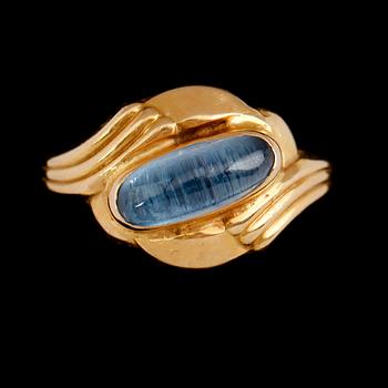 RINGAR, 2 st, 18 k guld, med blå och vita stenar. Total vikt ca 6 gram.