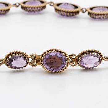 GARNITYR, förgyllt silver med ametister o orientalpärlor, collier, armband och brosch.