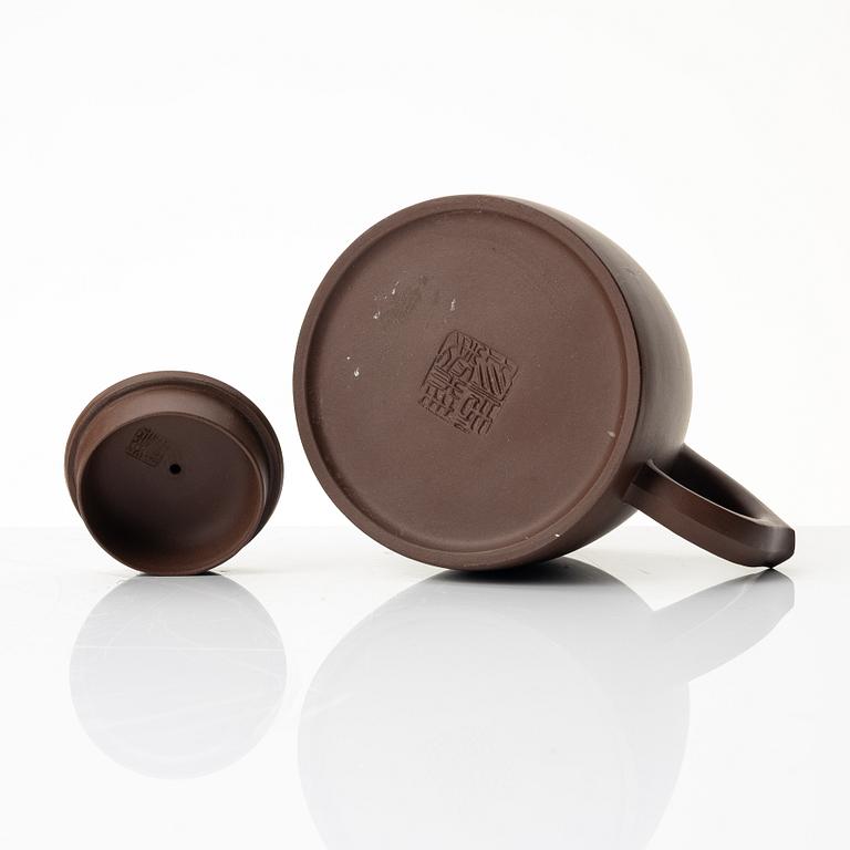 Zhou Guizhen, A yixing teapot, 1980s.