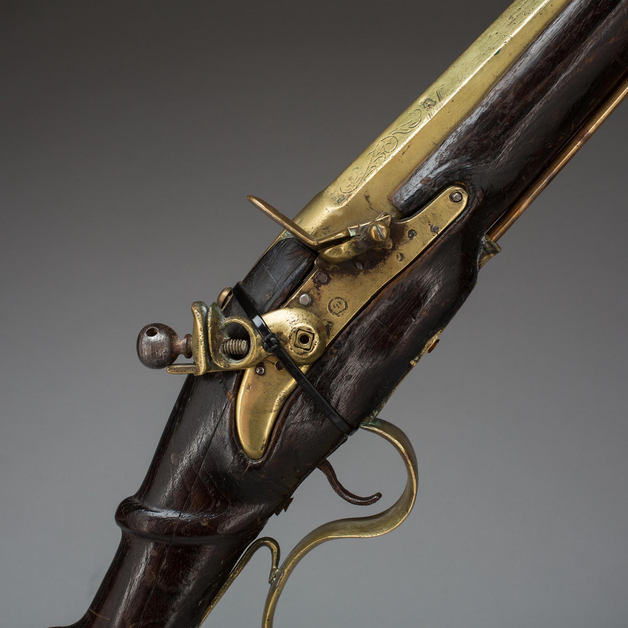 GEVÄR, s k muskedunder, flintlås. 1700-tal.