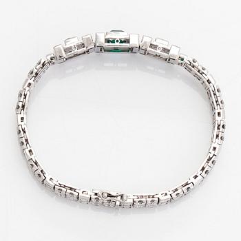 Rannekoru, 18K valkokultaa, smaragdeja sekä briljantti- ja baguettehiottuja timantteja, Tukholma 1986.