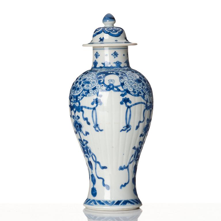 A blue and white vase, Qing dynasty, Kangxi (1662-1722).