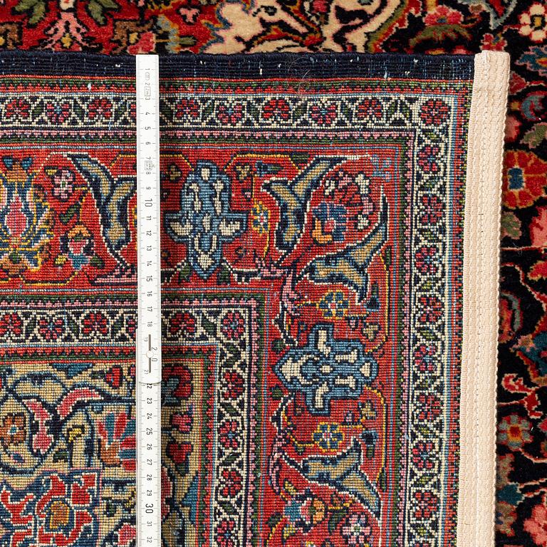 A rug, semi-antique Kashan/Sarouk, ca 199 x 134 cm.