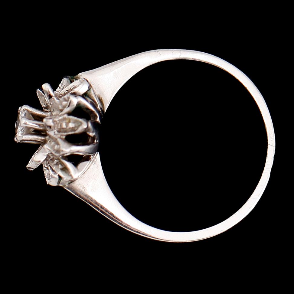 RING, 18 k vitguld, med briljantslipad diamant. Vikt 3,2 g.