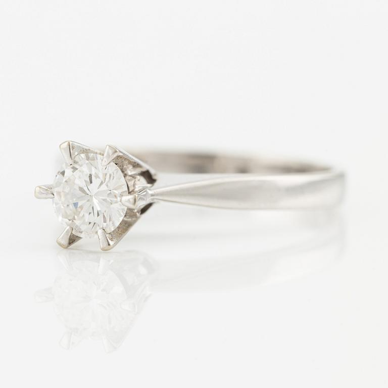 Ring 18K vitguld med en rund briljantslipad diamant 0.53 ct TW/if enligt gravyr.